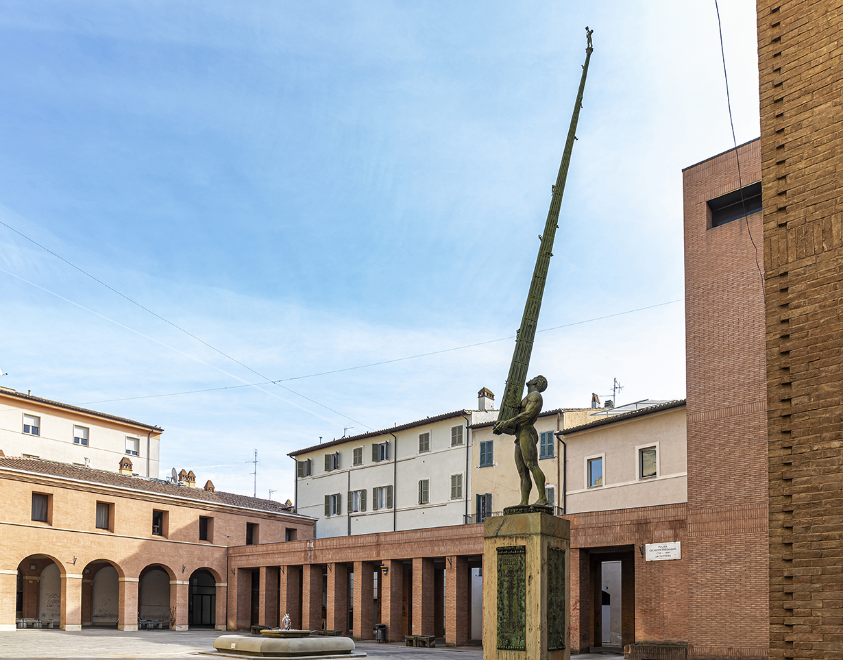 L'Ercole (monumento a Giuseppe Piermarini) di Ivan Theimer